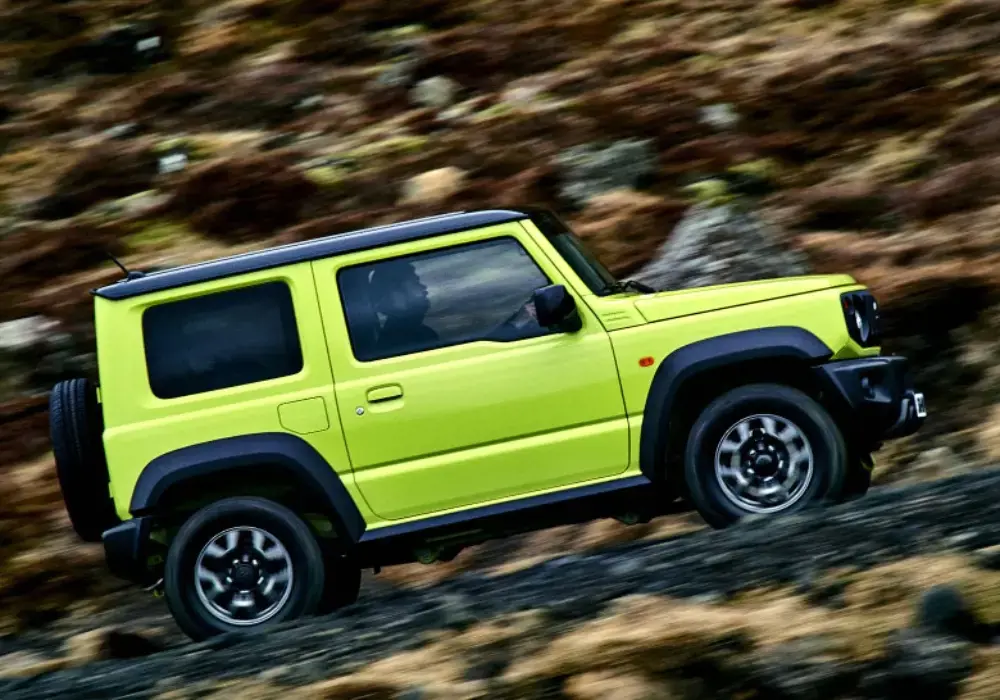 Suzuki Jimny de color verde lima brillante con un techo negro